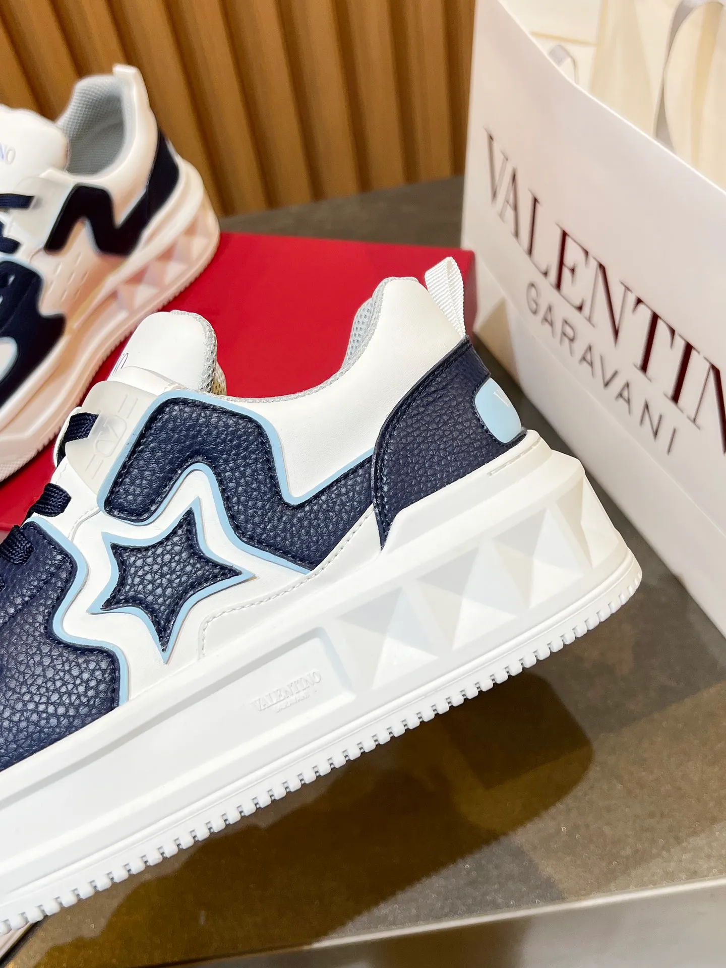 👟👟Ex-factory price 660👟👟 𝑽𝒂𝒍𝒆𝒏𝒕𝒊𝒏𝒐Valentino 𝑶𝒏𝒆𝑺𝒕𝒖𝒅 Couple casual sports shoes series Valentino 2024 new couple sports shoes are on sale. The original ZP was purchased and dismantled. Repeated pattern making and modification. I tried my best to restore it one to one! Top luxury masterpiece Signature five-pointed star design Soft and comfortable genuine leather with contrasting colors brings excellent and elegant texture and excellent on-foot comfort Top purchasing version upper: imported calfskin surface/original oil edge craftsmanship Outsole: original development 𝐓𝐏𝐔 two-color combination outsole Packaging: original configuration complete package Code number: 34-𝟒𝟓
